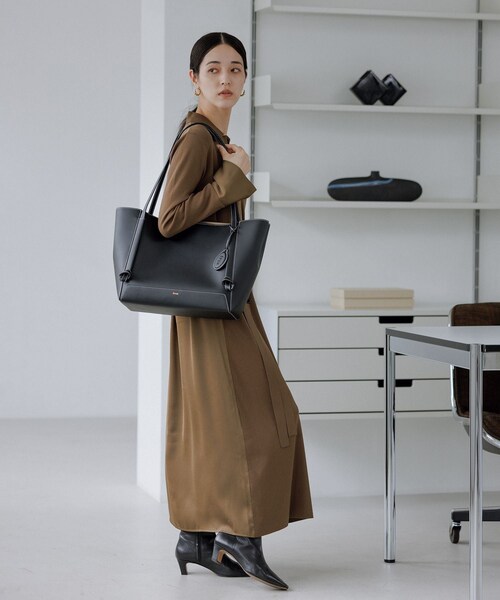 ROPE'（ロペ）の「【E'POR】KNOT BAG Large/A4対応・通勤・撥水・軽量・26AW新型（トートバッグ・レディース・ブラック/ダークブラウン・F）」の9枚目の写真