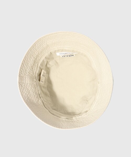 ADAM ET ROPE'（アダムエロペ）の「【AURALEE/オーラリー】GARMENT-DYED FINX CHINO BUCKET HAT MADE BY KIJIMA TAKAYUKI（ハット・メンズ・ホワイト/キナリ/ネイビー・F）」の9枚目の写真