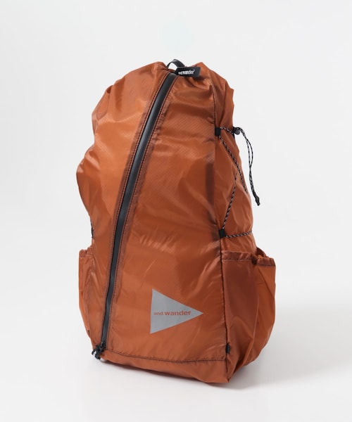 EKAL(エカル)の「and wander SIL DAYPACK(バックパック/リュック・メンズ・BLACK/D.ORANGE/YELLOW GRN・One)」の3枚目の写真