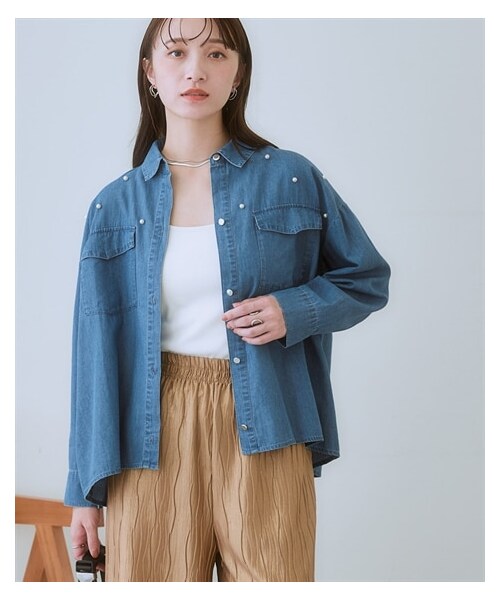 nissen（ニッセン）の「＜大きいサイズ＞ 綿１００％パール調ゆるシルエットデニムシャツ（シャツ/ブラウス・レディース・インディゴブルー/ライトブルー・L/LL/3L/4L/5L/6L/8L/10L）」の2枚目の写真