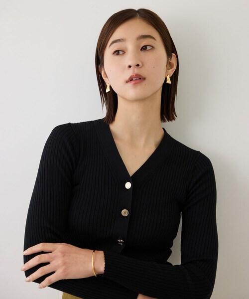 ROPE'（ロペ）の「ワイドリブ金ボタンVネックカーディガン【J'aDoRe・一部店舗限定サイズ】（ニット/セーター・レディース・ブラック/オフホワイト/キャメル/ピンク/ワイン・36/38）」の4枚目の写真