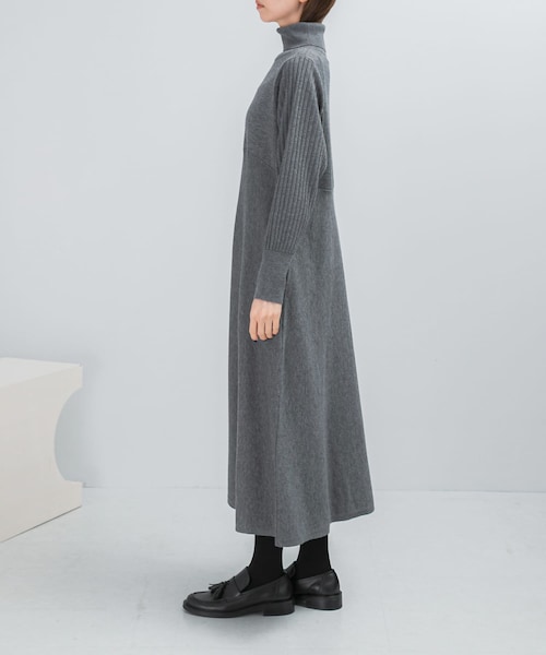 URBAN RESEARCH ROSSO（アーバンリサーチロッソ）の「『WEB限定』タートルネックデザインスリーブワンピース（ワンピース・レディース・GRAY/RED/D/BROWN/NAVY・FREE）」の13枚目の写真
