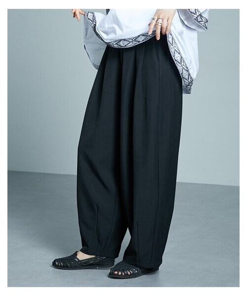 nissen（ニッセン）の「落ち感素材ゆったりサイズサーカスパンツ ［Soiunique］（パンツ・レディース・チャコール/ベージュ/ブラック・M/L/LL）」の4枚目の写真