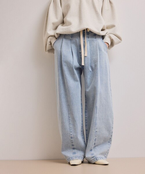 ADAM ET ROPE'(アダムエロペ)の「【WEB限定】2タックカーブデニムパンツ(デニムパンツ・レディース・ブラック/サックス・34/36/38)」の4枚目の写真