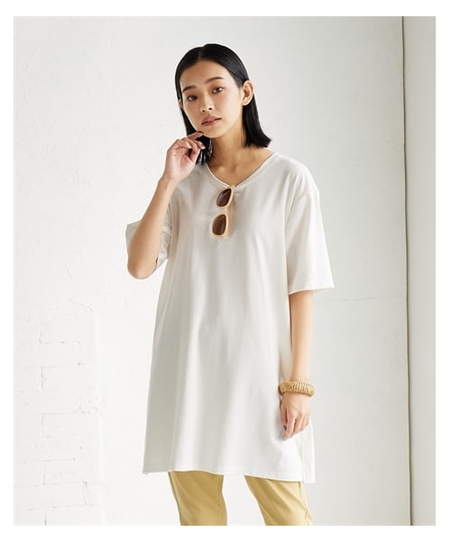 nissen（ニッセン）の「綿１００％汗染みしにくい５分袖チュニックＴシャツ＜大きいサイズ有＞（チュニック・レディース・黒/ネイビー/オフホワイト/グレイッシュモカ/モスカーキ/ロイヤルグリーン/スモークピンク/バーガンディ/アプリコット/ライムイエロー/グレイッシュブルー/ダークグリーン/ラズベリー/ソフトピンク/サニーイエロー・L/LL/3L/4L/5L/6L/8L/10L/M/S）」の3枚目の写真