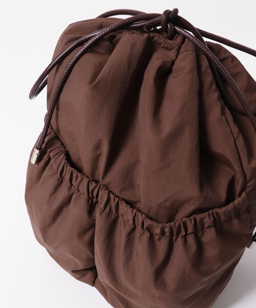 KBF（ケイビーエフ）の「ナイロンパファーボンサック（ショルダーバッグ・レディース・IVORY/BROWN/NAVY・one）」の19枚目の写真