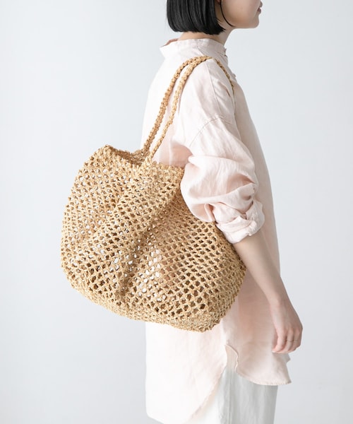 かぐれ（カグレ）の「アフリカンスクエア　ラフィア×サイザルマクラメバッグ（かごバッグ・レディース・NAT・FREE）」の2枚目の写真