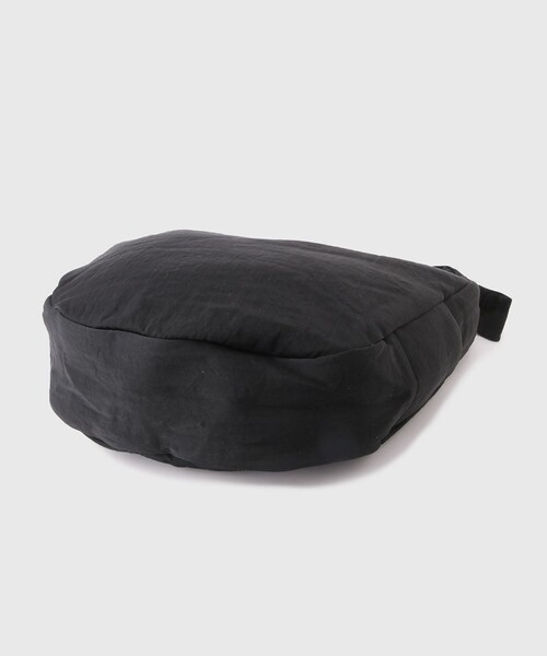 ADAM ET ROPE'（アダムエロペ）の「【ITTI/イッチ】ANNIE PUFFER BIG MOON BAG / CERATO BRIGHT（ショルダーバッグ・メンズ・ブラック・F）」の4枚目の写真