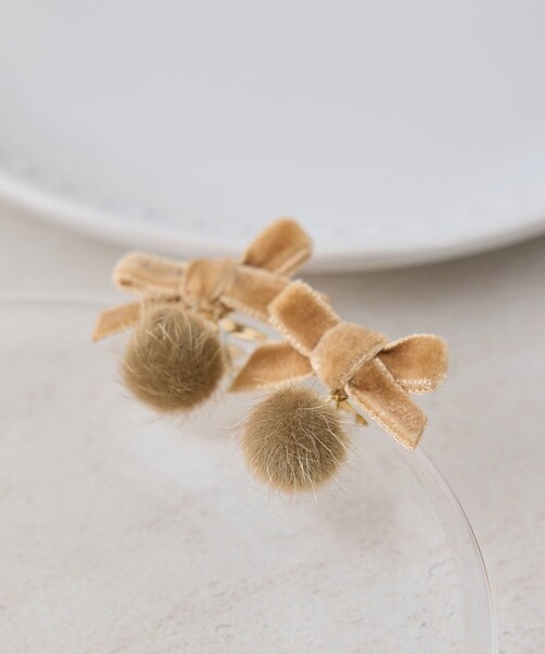 ROPE' PICNIC（ロペピクニック）の「ベルベットリボン×シャギーボールプチピアス（ピアス（両耳用）・レディース・ベージュ/グリーン系/オレンジ系・F）」の3枚目の写真