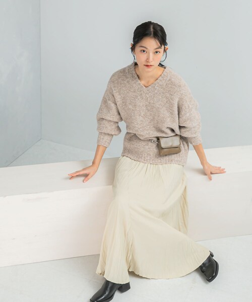 URBAN RESEARCH ROSSO（アーバンリサーチロッソ）の「『WEB限定』Vネックカーブスリーブニット（ニット/セーター・レディース・CORAL/CHARCOAL/MOCHA・Free）」の17枚目の写真