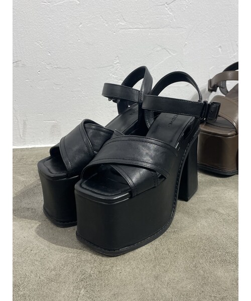 EMODA（エモダ）の「クロスバルキーフォームサンダル（サンダル・レディース・ブラック/ブラウン・S/M/L）」の2枚目の写真