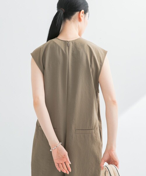 URBAN RESEARCH（アーバンリサーチ）の「『2サイズ展開』リネンライク深Vネックオールインワン（サロペット/オーバーオール・レディース・KHAKI/BLACK・36/38）」の19枚目の写真