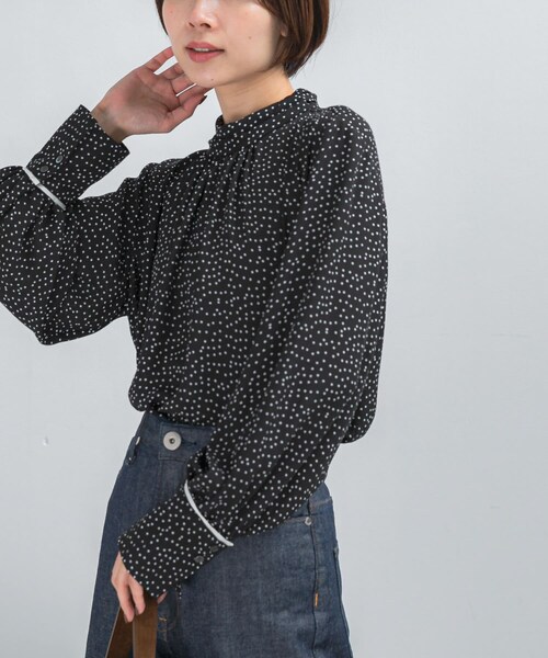 URBAN RESEARCH ROSSO（アーバンリサーチロッソ）の「ギャザーハイネックブラウス（シャツ/ブラウス・レディース・WHITE/BEIGE DOT/BLACK DOT・Free）」の4枚目の写真