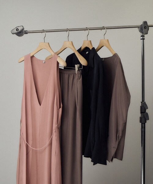 ADAM ET ROPE'（アダムエロペ）の「[25AW]GENTLE SILK ジャンパースカート【セットアップ対応・洗える】（ジャンパースカート・レディース・ブラック/ブラウン系/ピンク系・F）」の18枚目の写真