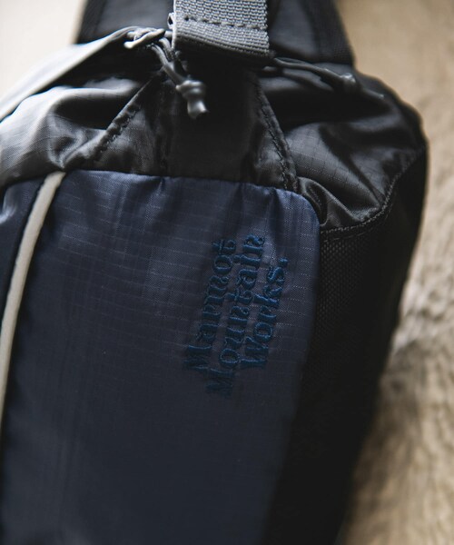 URBAN RESEARCH DOORS(アーバンリサーチドアーズ)の「『別注』Marmot×DOORS BODY BAG(ボディバッグ/ウエストポーチ・メンズ・BLACK/GRAY/NAVY・One)」の20枚目の写真