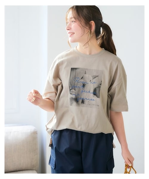 nissen（ニッセン）の「＜大きいサイズ＞ 【ひんやりコットン】綿100％ゆるシルエットプリントＴシャツ（接触冷感・UVカット）（Tシャツ/カットソー・レディース・黒(フォト猫)/ピンクベージュ(靴)/チャコール(フラワー)/黒(メッセージ)/グレイッシュベージュ(ロゴ)/サンドベージュ(バックロゴ)/アッシュブルー(メッセージ)/オフホワイト(フォト)/チャコール(バックプリント)/ネイビー(ヴィンテージ風)/モカブラウン(ロゴ)/グレイッシュネイビー(ナンバー)/チャコール(フォト)/グリーン(CAT)/黒(ロゴメッセージ)/グレージュ(ウサギ)/コーラルピンク(変身ポーズ)/黒(フラワー&ロゴ)/ネイビー(月とメッセージ)・L/LL/3L/4L/5L/6L/8L/10L/M）」の19枚目の写真