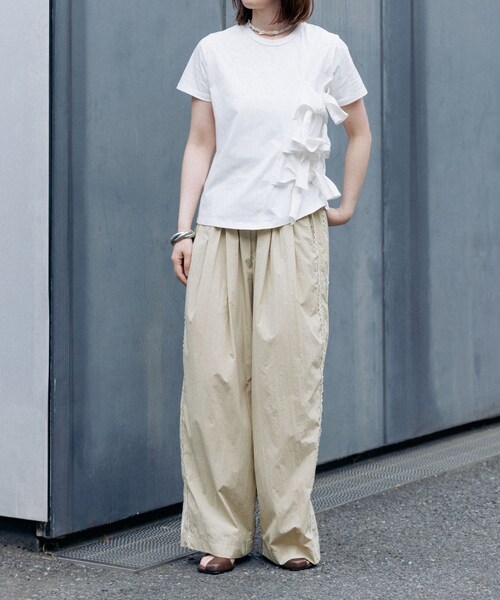 ADAM ET ROPE'(アダムエロペ)の「【サステナブル】リボンプルオーバー/接触冷感/UVカット/吸水速乾(Tシャツ/カットソー・レディース・ホワイト/ダークブラウン/サックス・F)」の9枚目の写真