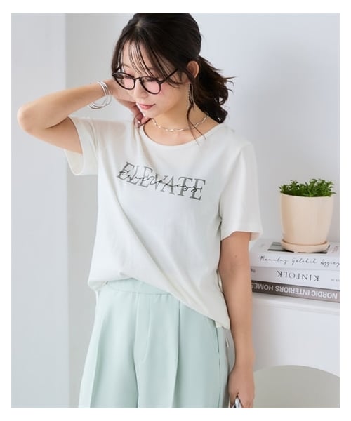 nissen（ニッセン）の「【ひんやりコットン】プリントTシャツ（綿１００％・接触冷感・UVカット）（選べる柄）＜大きいサイズ有＞（Tシャツ/カットソー・レディース・クールロゴ:オフホワイト/クールロゴ:黒/カーブロゴ:チャコールグレー/[在庫限り]カーブロゴ:アイス杢/ブロックデザインロゴ:アイス杢/ドロップ:ブロックデザインロゴ:ネイビー/[在庫限り]ハチドリ:グレージュ/[在庫限り]看板ネコ:モーブピンク/[在庫限り]看板ネコ:グレージュ/[在庫限]リラックス猫スモーキーブルー/5匹のハリネズミ:ピスタチオ/カラフルフラワーロゴ:黒/[在庫限]ハンギングフラワー:ラベンダー/[在庫限り]雑貨フラワー:ミントブルー/大人ロゴ:オフホワイト/レタリングロゴ:チャコールグレー/フレンチロゴ:グレージュ/ほのぼのネコ:ミント/ワンポイントネコ:ブルー/草花:ピンクベージュ/大人ロゴ:黒/筆記ロゴ:黒/雑貨:ダークミント/パイナップル:チャコールグレー/ラビット:ダークピンク/黒ネコ:ソフトブルー/日々ネコ:オートミール・S/M/L/LL/3L/4L/5L/6L/8L/10L）」の2枚目の写真