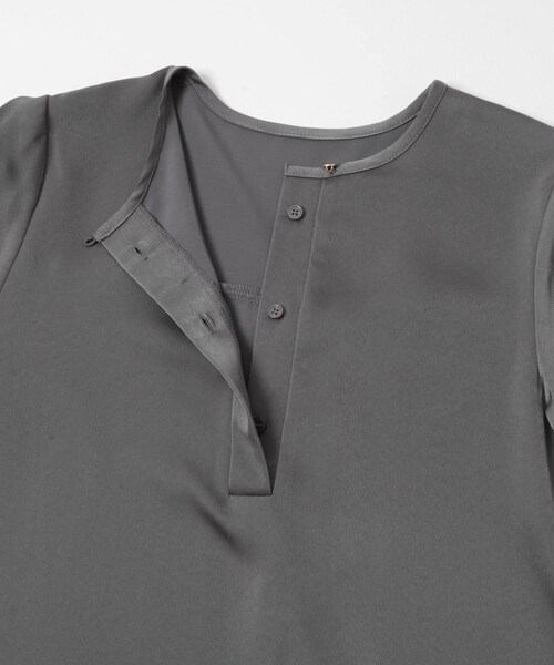 URBAN RESEARCH ROSSO（アーバンリサーチロッソ）の「ピーチサテンデザインスリーブブラウス（シャツ/ブラウス・レディース・OFF WHITE/CHARCOAL・Free）」の18枚目の写真