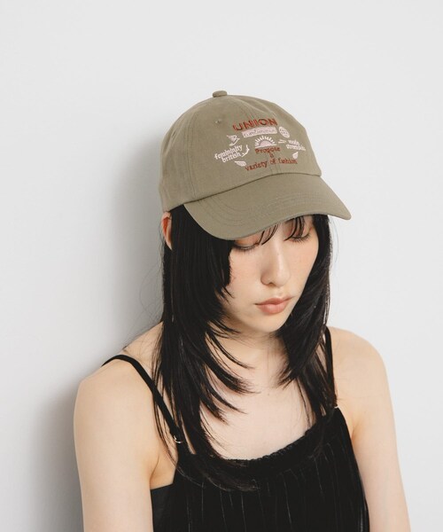 KBF（ケイビーエフ）の「バイカラーエンブロイダリーCAP（キャップ・レディース・IVORY/MOSS GREEN/NAVY・one）」の2枚目の写真