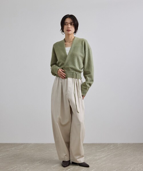ADAM ET ROPE'（アダムエロペ）の「【extreme cashmere（エクストリーム・カシミア）】ella ニットカーディガン（カーディガン/ボレロ・レディース・グリーン系/カーキ系・F）」の4枚目の写真