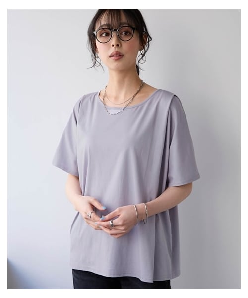 nissen（ニッセン）の「【スッキリ見え設計】綿１００％ひんやりシルクライクカットソーゆるシルエットTシャツ（接触冷感・UVカット）＜大きいサイズ有＞（Tシャツ/カットソー・レディース・黒/グレーベージュ/ミントグリーン/グレイッシュパープル・S/M/L/LL/3L）」の4枚目の写真