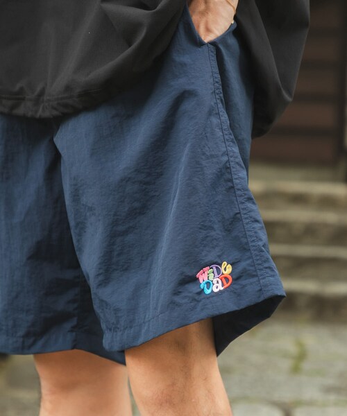 URBAN RESEARCH(アーバンリサーチ)の「Wide Dad GRAPHIC SHORTS WITH HATCH(その他パンツ・メンズ・BLACK/NAVY/ORANGE・1/2)」の2枚目の写真