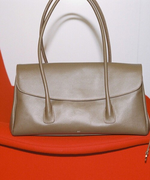 ADAM ET ROPE'（アダムエロペ）の「【PFT】Flap P Tote Bag（トートバッグ・レディース・ブラック/カーキ系・F）」の8枚目の写真