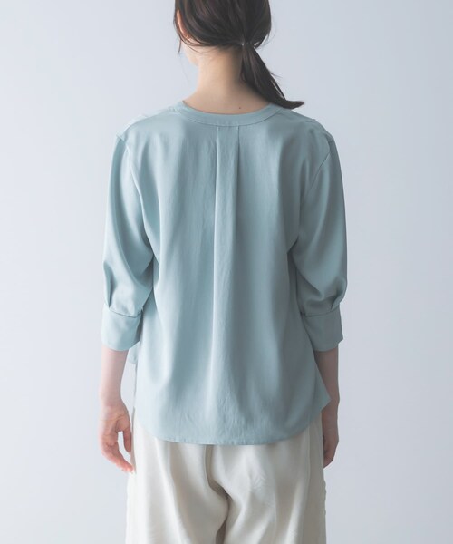 URBAN RESEARCH ROSSO（アーバンリサーチロッソ）の「シルキーツイルVネックブラウス（シャツ/ブラウス・レディース・OFF/MINT/NAVY・Free）」の13枚目の写真