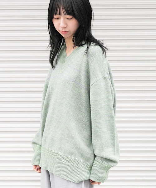 EKAL（エカル）の「Vネックバルキーボーダーニット（ニット/セーター・レディース・オフ/グレー/ブラック・One）」の3枚目の写真