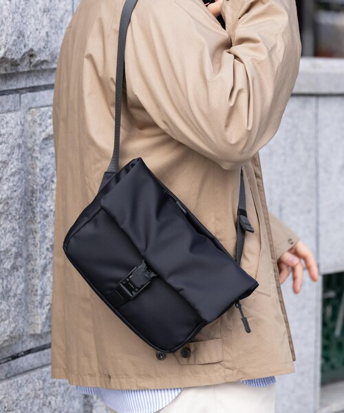 RODE SKO（ロデスコ）の「撥水フィドロックショルダーバッグ S（ショルダーバッグ・メンズ・BLACK/KHAKI・S）」の4枚目の写真