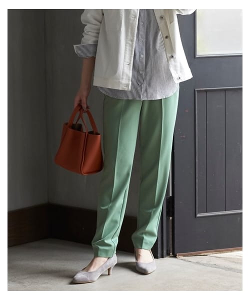 nissen（ニッセン）の「大きいサイズこなれBEAUTYストレッチテーパードパンツ（ゆったりヒップ）(選べる２レングス)（パンツ・レディース・ベージュ/スモーキーグリーン/スモーキーパープル/黒/グレイッシュブルー/ネイビー・L/LL/3L/4L/5L/6L/8L/10L/M）」の20枚目の写真