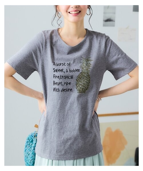nissen（ニッセン）の「＜大きいサイズ＞汗染みしにくい色々選べるプリントTシャツ（Tシャツ/カットソー・レディース・ネイビー(フラワーロゴ)/黒(フォト)/モカベージュ(ロゴ・ナンバー)/黒(ロゴ)/杢グレー(パイナップル)/オレンジ(ネコ)/オフホワイト(ポスター)/ソフトカーキ(パンダ)/ピンク(ロゴマーク)/ネイビー(和花風)・L/LL/3L/4L/5L/6L/8L/10L）」の3枚目の写真