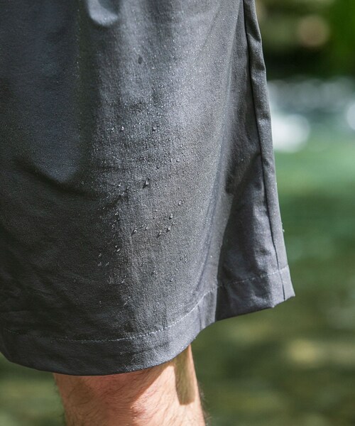 ITEMS URBANRESEARCH(アイテムズ アーバンリサーチ)の「シルキーナイロン 多機能 ショートパンツ(その他パンツ・メンズ・CHA/BLK/NVY・M/L)」の11枚目の写真