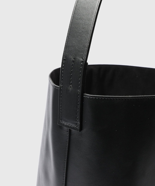 ADAM ET ROPE'(アダムエロペ)の「【AURALEE/オーラリー】LEATHER SHOULDER BAG - M MADE BY AETA(ショルダーバッグ・メンズ・ブラック・F)」の7枚目の写真
