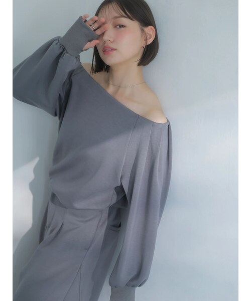 dazzlin（ダズリン）の「【吉田朱里】タックスリーブオフショルスウェット ※BLACK WEB限定カラー（スウェット・レディース・オフホワイト/チャコールグレー/ブラック/ベージュ・F）」の12枚目の写真