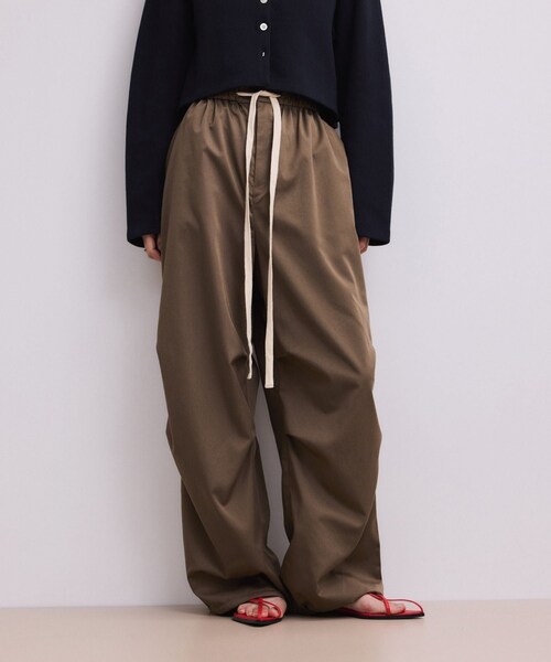 ADAM ET ROPE'(アダムエロペ)の「【WEB限定】リラックスパラシュートパンツ(その他パンツ・レディース・チャコール/ブラウン・36/38)」の14枚目の写真