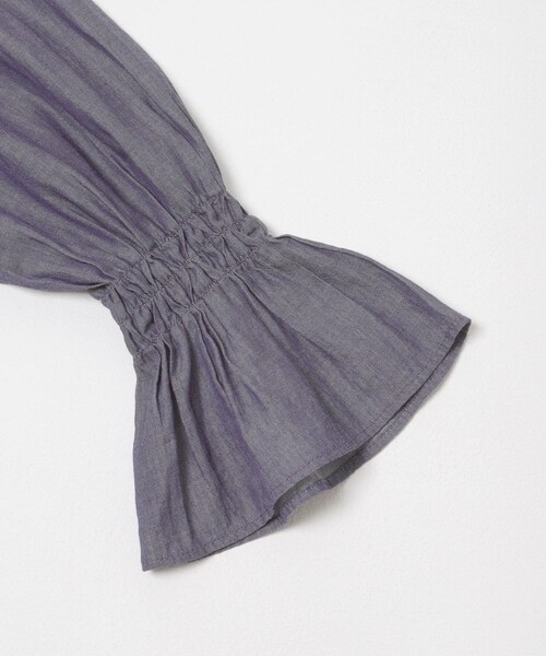 URBAN RESEARCH ROSSO（アーバンリサーチロッソ）の「Vネックラッフルシアーデニムブラウス（シャツ/ブラウス・レディース・INDIGO/DARK NAVY・Free）」の16枚目の写真