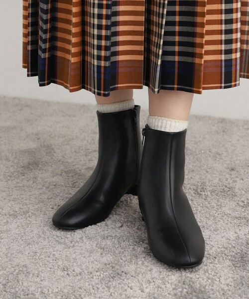 URBAN RESEARCH DOORS（アーバンリサーチドアーズ）の「ラウンドトゥブーツ（ブーツ・レディース・CREAM/BLACK・36/37/38）」の4枚目の写真