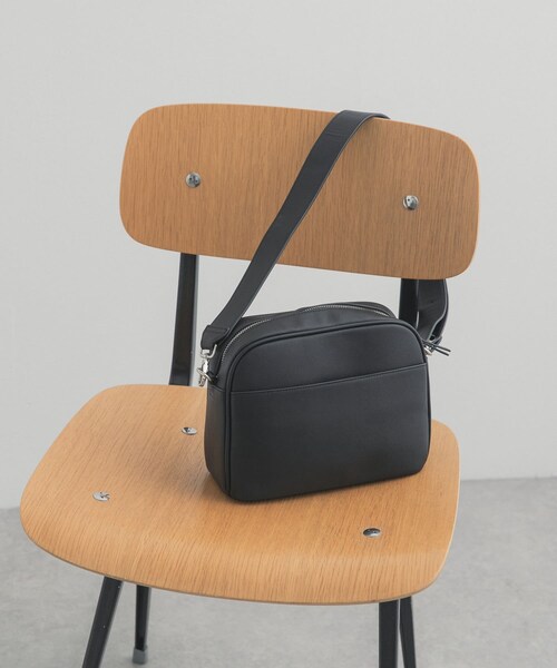 URBAN RESEARCH DOORS(アーバンリサーチドアーズ)の「2WAYスクエアショルダーバッグ(ショルダーバッグ・レディース・BLACK/PEACHBEIGE・One)」の1枚目の写真