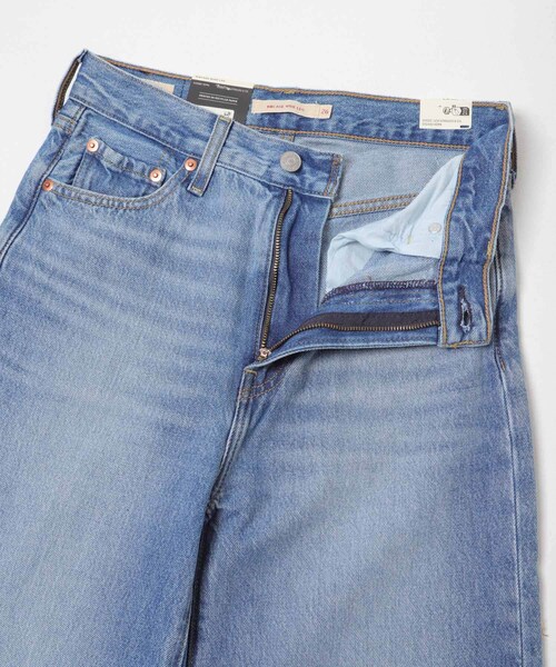 URBAN RESEARCH DOORS(アーバンリサーチドアーズ)の「LEVI’S RIBCAGE WIDE LEG H(デニムパンツ・レディース・ライトブルー・24/25/26/27)」の6枚目の写真