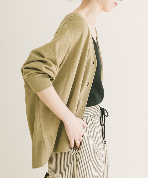 ITEMS URBANRESEARCH(アイテムズ アーバンリサーチ)の「『UVカット/洗濯可』Vネックオーバーカーディガン(楽着シリーズ)(ニット/セーター・レディース・OFF/RED/BEG/BLK・Free)」の22枚目の写真