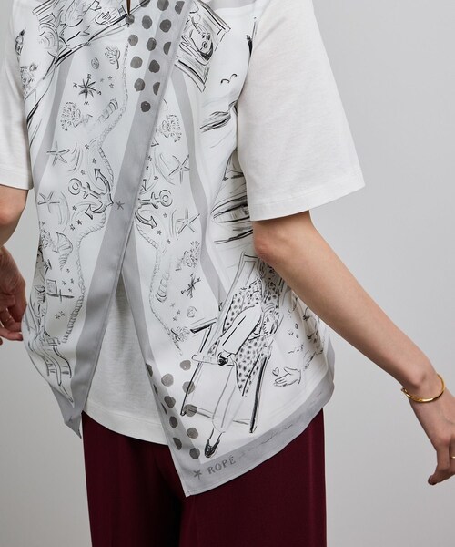 ROPE'（ロペ）の「【洗える】【YUKO SAEKI for ROPE'・コラボ】スカーフ柄プリント Aラインカットソー（Tシャツ/カットソー・レディース・ブラック/オフホワイト・F）」の5枚目の写真