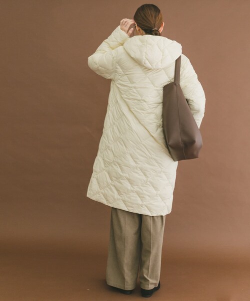 ITEMS URBANRESEARCH（アイテムズ アーバンリサーチ）の「TAION　HOOD LONG DOWN JACKET（その他アウター・レディース・BLK/OFF/D.CHOCO・M/L/XL）」の9枚目の写真