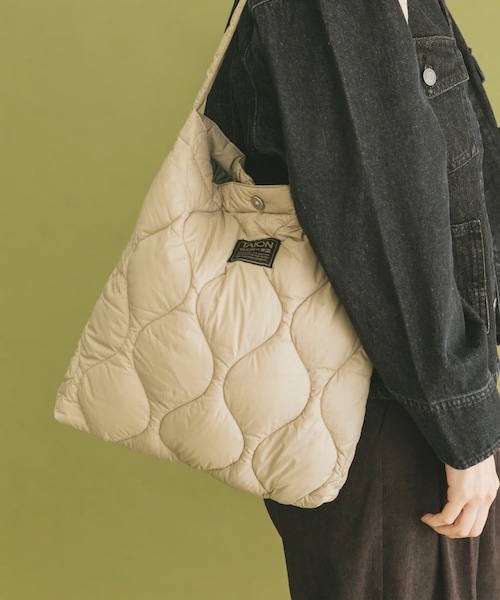 ITEMS URBANRESEARCH(アイテムズ アーバンリサーチ)の「TAION Cross Body Down Bag -M(ショルダーバッグ・メンズ・BLK/G.BEIGE/D.OLIVE/D.NAVY/PAINT CAMO・-)」の2枚目の写真