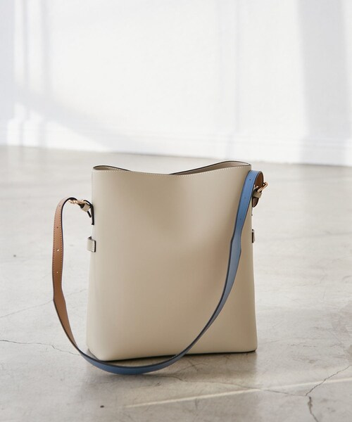 VIS（ビス）の「【新色追加】【A4収納】リバーシブルハンドルワンショルダーバッグ（トートバッグ・レディース・ブラック/ライトグレー/キャメル系/ベージュ系/ダークブラウン/グレー系・F）」の10枚目の写真