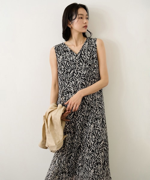 ROPE'(ロペ)の「【DEVEAUX(デヴォー)】プリントフレアワンピース(ワンピース・レディース・ブラック系/キャメル系・F)」の3枚目の写真
