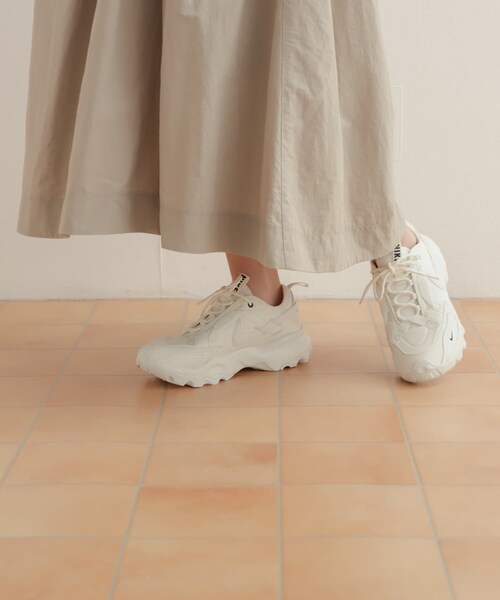 URBAN RESEARCH DOORS(アーバンリサーチドアーズ)の「NIKE TC7900(スニーカー・レディース・グレー/セイル・23.5/24/24.5)」の6枚目の写真