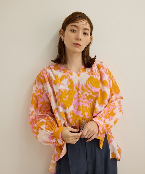ROPE'（ロペ）の「【DEVEAUX（デヴォー）】別注ボカシフラワーボリュームスリーブブラウス/洗える（シャツ/ブラウス・レディース・ブラウン系/オレンジ系・F）」の6枚目の写真