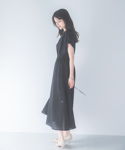 URBAN RESEARCH ROSSO（アーバンリサーチロッソ）の「ウォッシャブルセミシアー2WAYネックワンピース（ワンピース・レディース・BROWN/BLUE/BLACK・Free）」の6枚目の写真